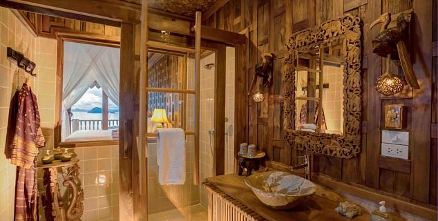 Grand Deluxe Bathroom