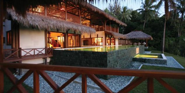 Pool & Exterior