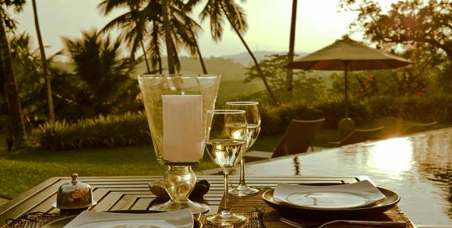 Poolside Dining 