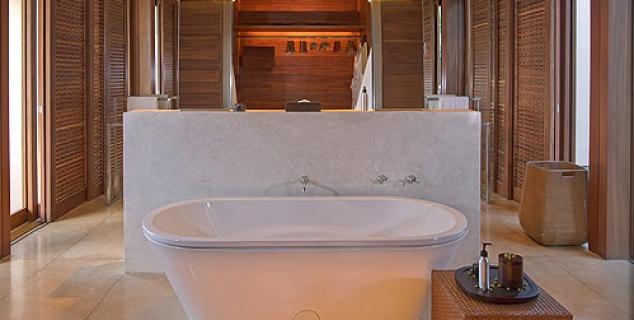 Suite bathroom